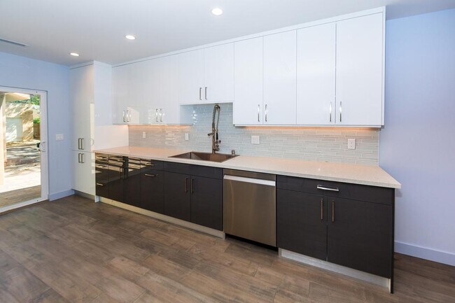 Building Photo - 6850 Encino Ave