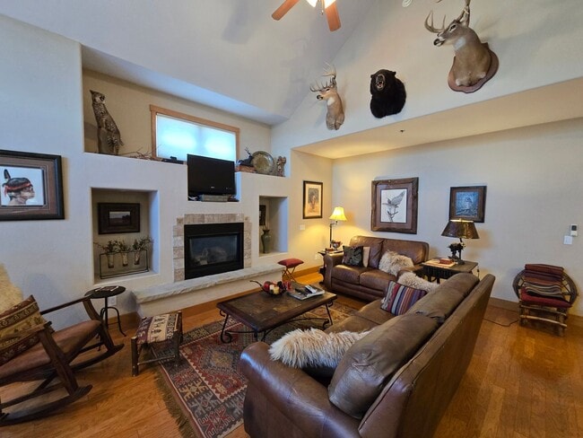 Building Photo - For Rent: Luxury Furnished Riverside Townhome *All Utilities Included*