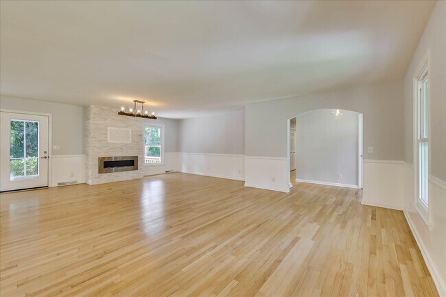 Building Photo - 2111 Huron Dr