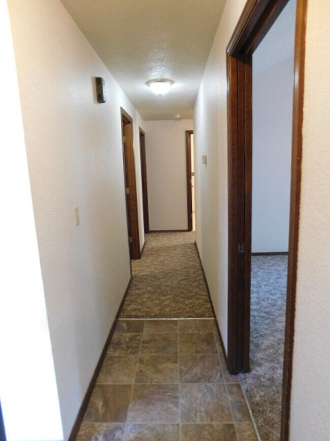 Building Photo - 3Bd/1.5Ba Single Story House - For Viewing!