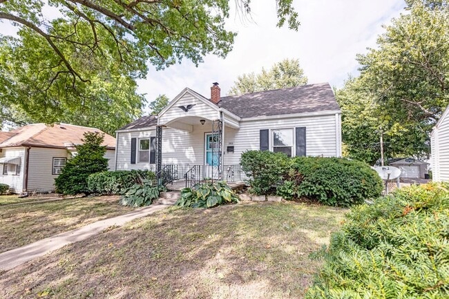 Building Photo - 3BR Cottage with Large Backyard, Garage and a Basement!