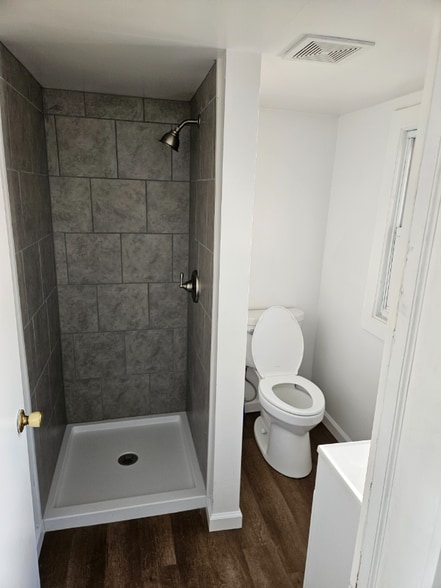 Building Photo - 205 E 2nd St