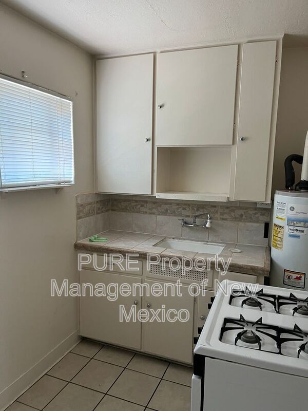 Building Photo - 124 Aliso Dr NE