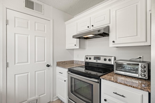 Building Photo - 1705 Oak Dr