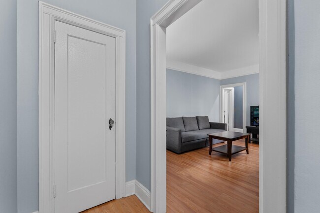Building Photo - 122 W 39th St