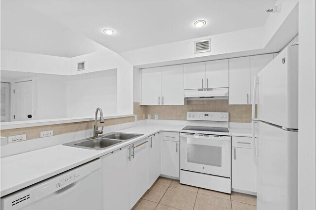 Building Photo - 135 Yacht Club Way