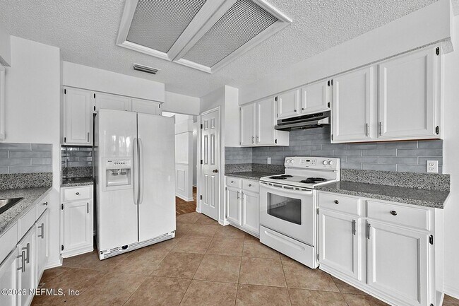 Building Photo - 8426 Country Bend Cir W