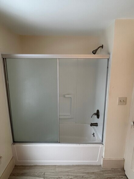 Bathroom - 29 Cross St