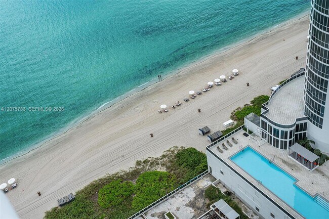 Building Photo - 16001 Collins Ave