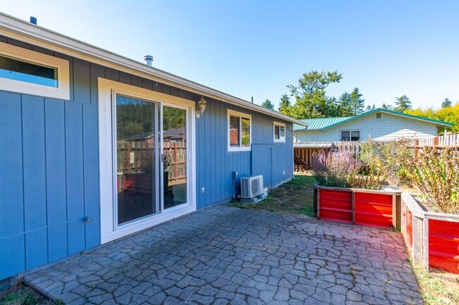 Building Photo - 634 N El Mirador St