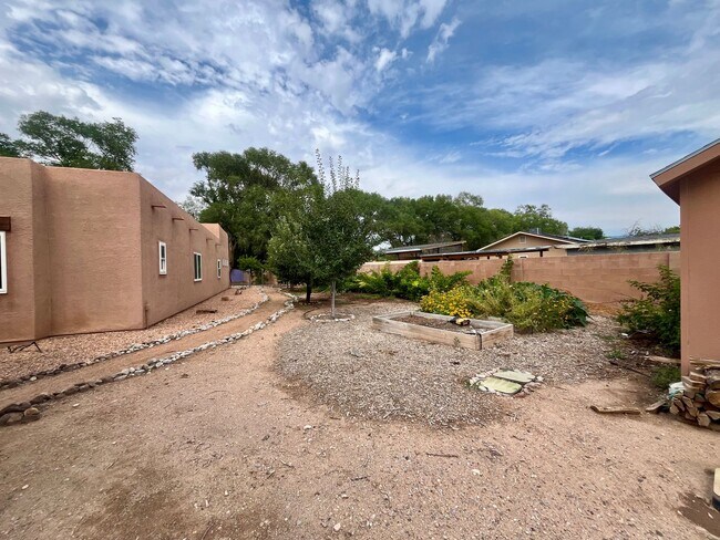 Building Photo - Gorgeous and Quiet 4 Bedroom 2.5 Bathroom ...