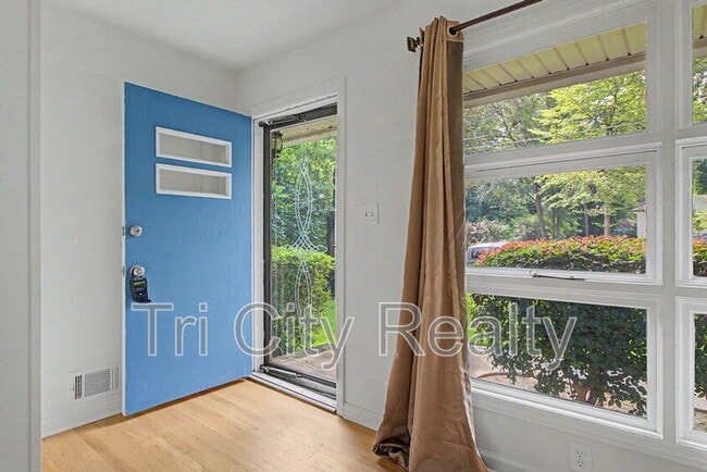 Building Photo - 212 Hilltop Dr