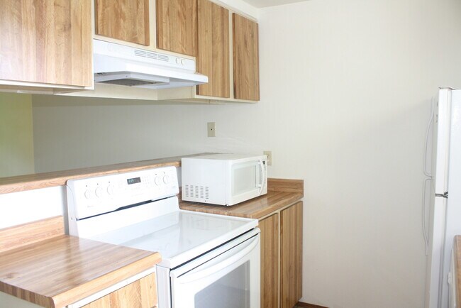 Building Photo - Top floor, 2drm, 2 full bath, open floor plan, pool, water, sewer, garbage included in rent