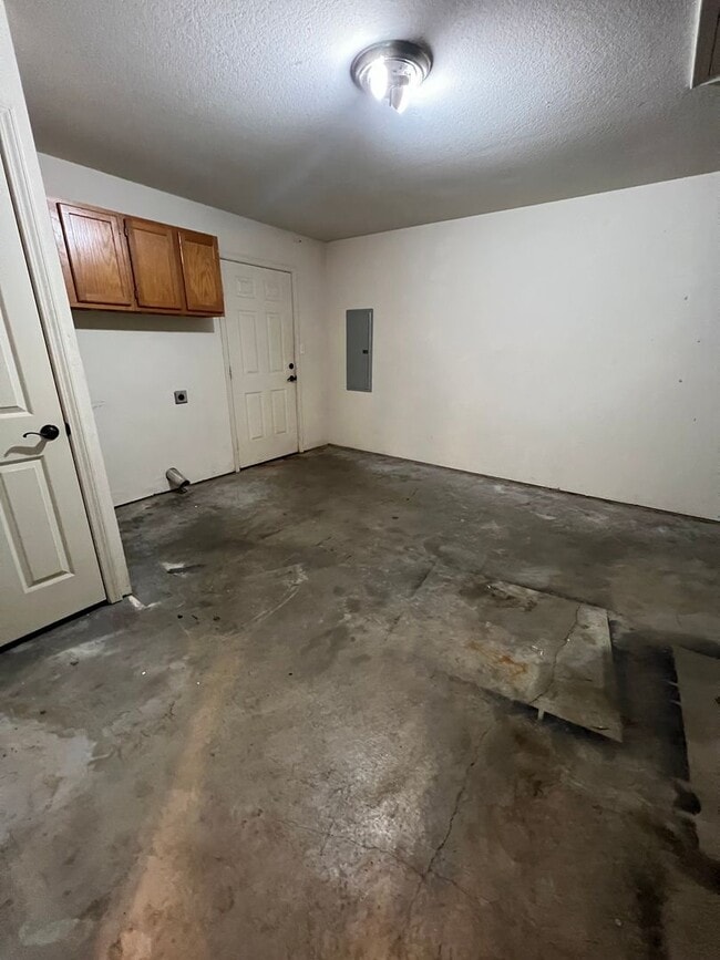 Building Photo - 3 Bed, 2 Bath, 1058 SQ FT, 1 Car Garage