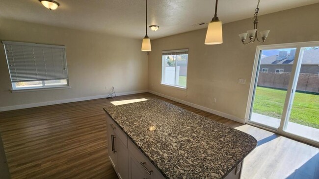 Building Photo - 943 W 600 S