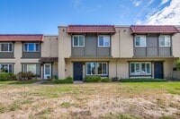 Building Photo - Beautiful 4 Bed 2.5 Bath Town Home in Fremont Northgate Area !