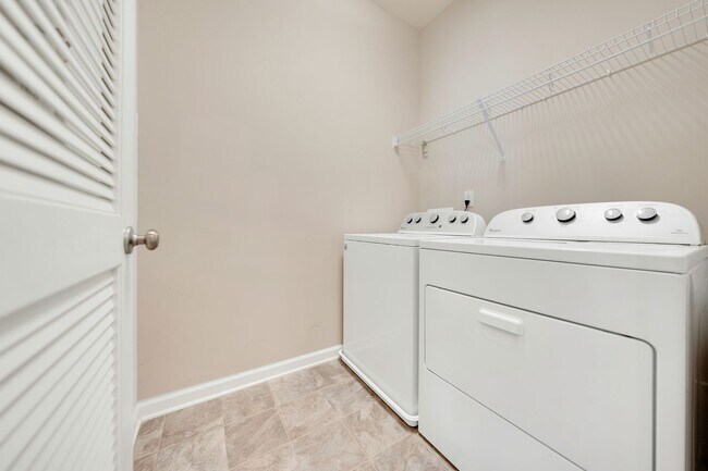 Building Photo - Beautiful 3bd/2.5ba Townhouse Available in Durham!