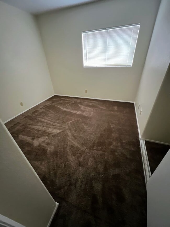 Building Photo - 4 bedroom FAMILY SPECIAL with RV storage o...