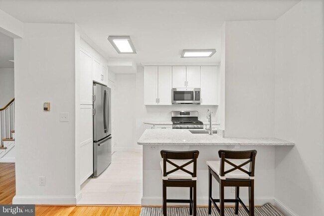 Building Photo - 16 E Linden St