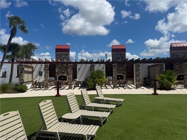 Building Photo - 15285 Grn Acrs Ave