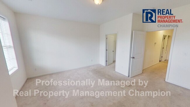 Building Photo - Fabulous Townhome in Heart of Leland