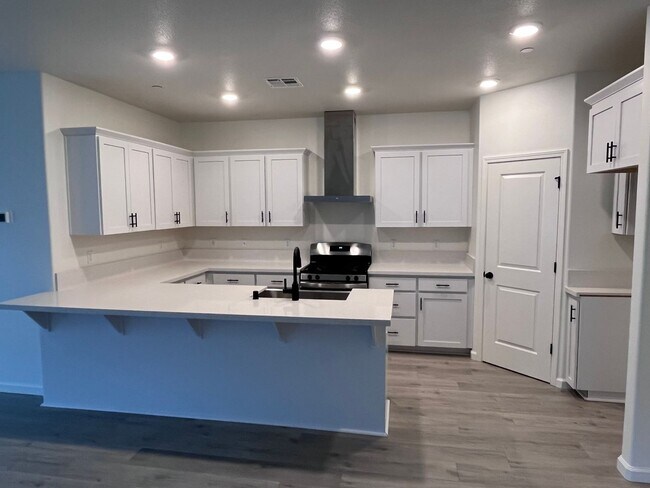 Building Photo - BEAUTIFUL NEWER HOME IN WEST ROSEVILLE!!