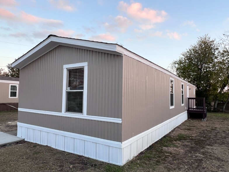 Building Photo - 215 Comanche Trail