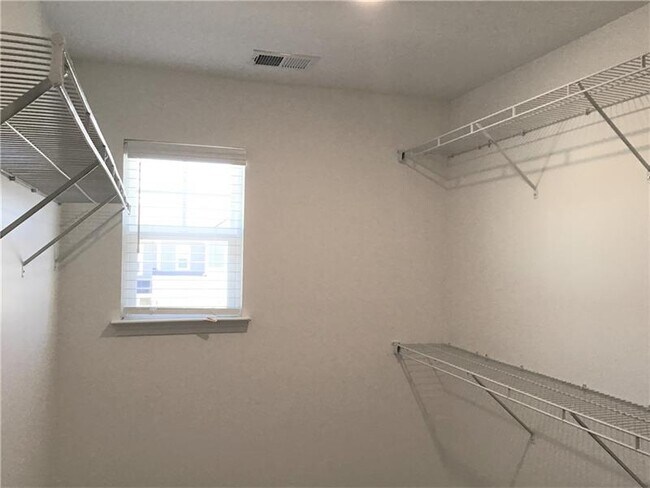 Building Photo - 174 Lindridge Dr NE