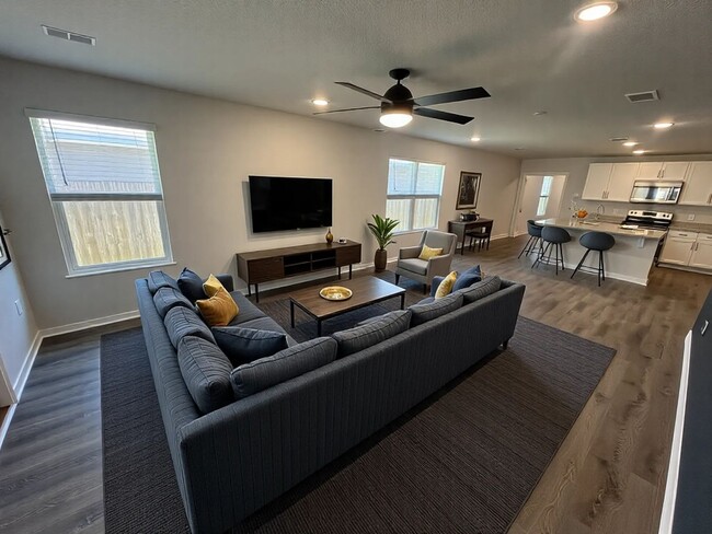 Building Photo - Beautiful 3 Bedroom, 2 Bath Pace Home available !!