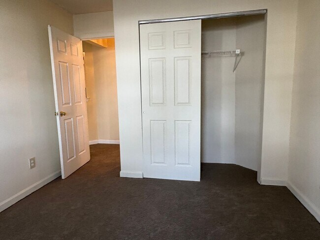 Building Photo - Charming 2-Bed, 2-Bath in Middletown, CT.