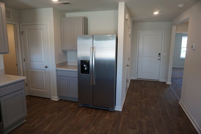 Building Photo - 602 Draymore Dr NE