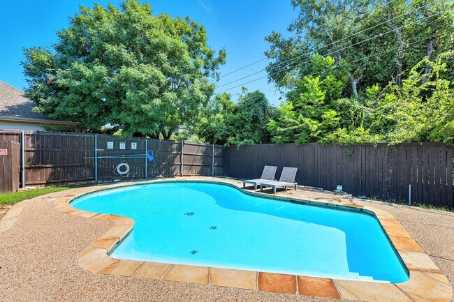 Building Photo - 2402 Blue Holly Dr