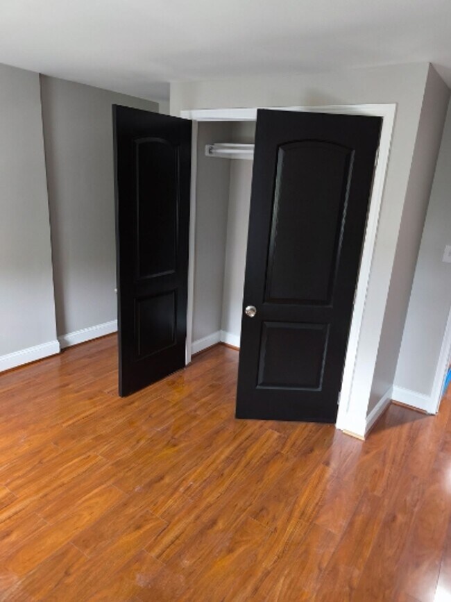 Building Photo - 1932 Bank St