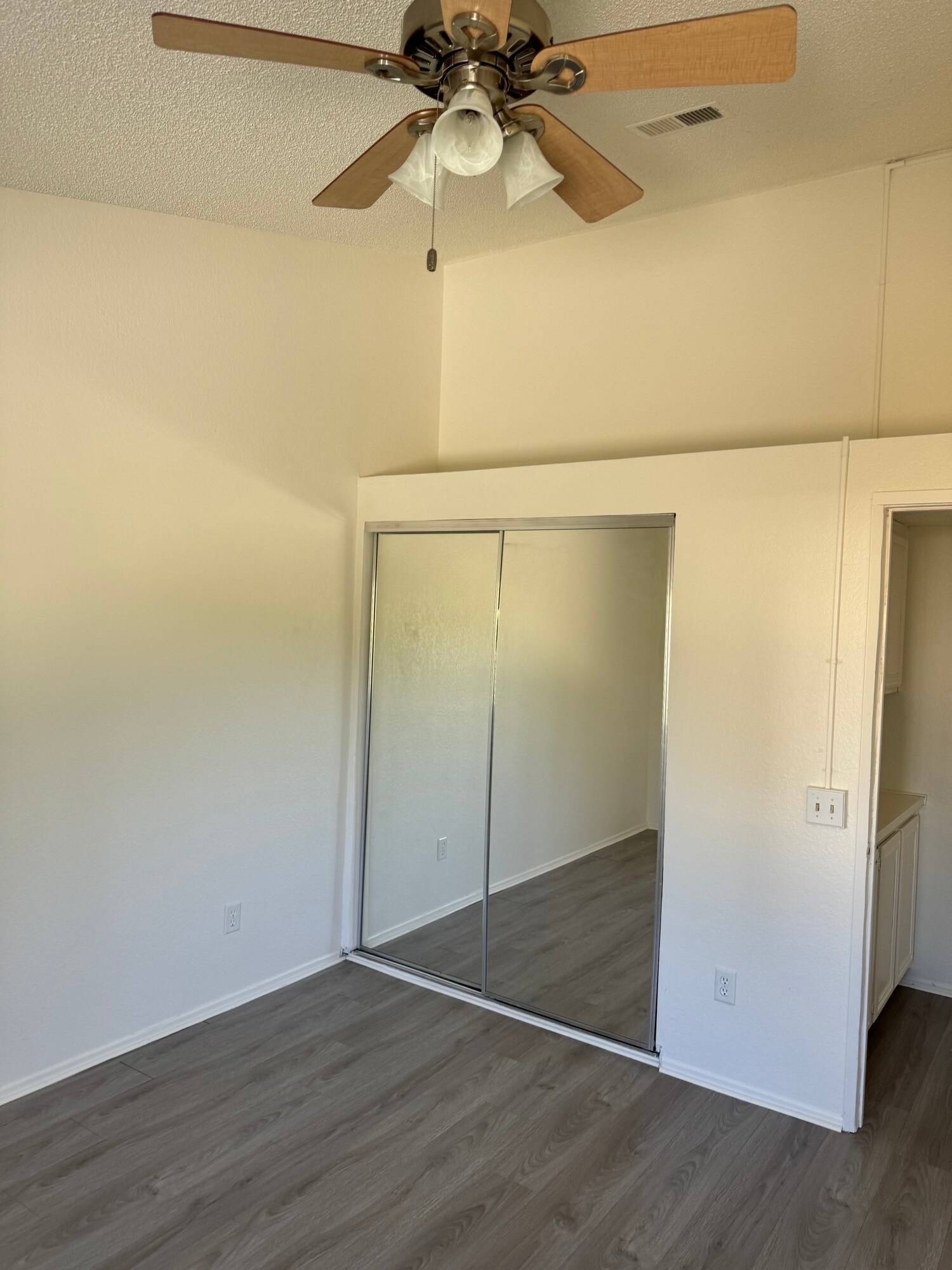 Building Photo - 37413 Norwich Dr