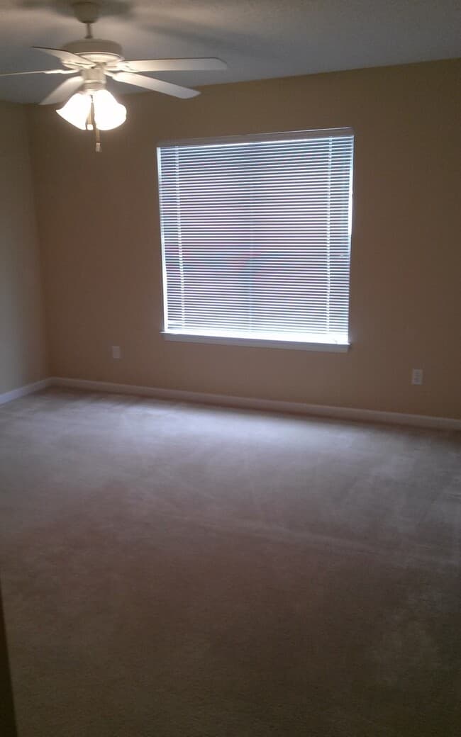 Building Photo - Creekside Subdivision   6 Month Lease Only!