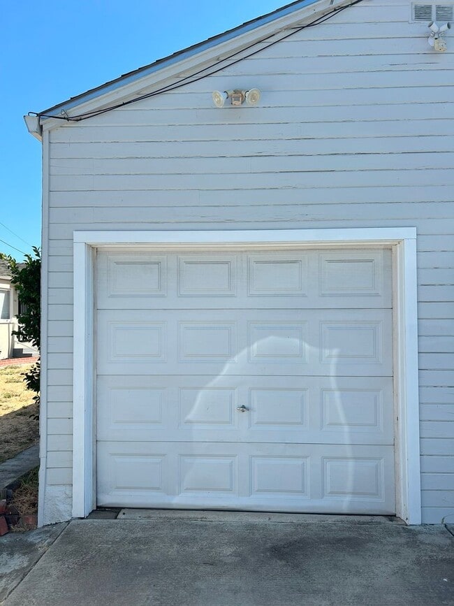 Building Photo - CHARMING 1bd/1ba DUPLEX TUCKED AWAY OFFTHE...