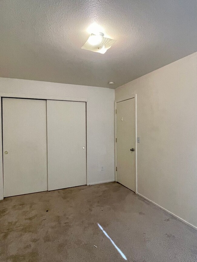 Building Photo - $300 OFF FIRST MONTH RENT!! 4 BED HOUSE LO...