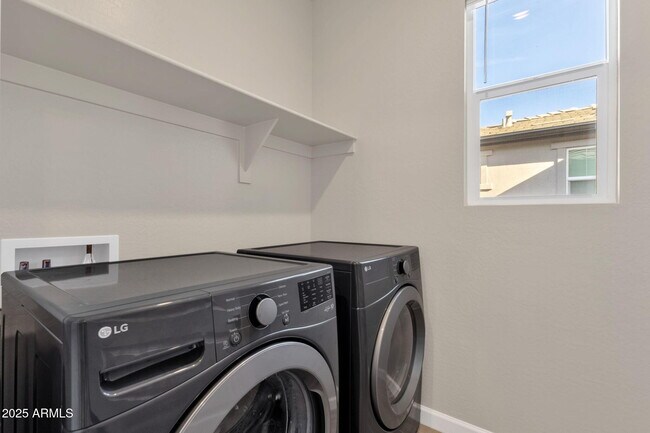 Building Photo - 5823 E Rose Garden Ln