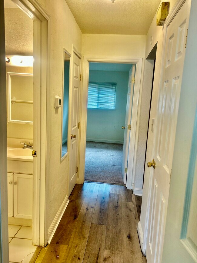 Building Photo - 2025 Benita Dr