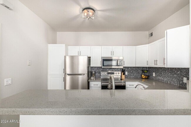 Building Photo - Lovely unit at Mira Vista Condominiums