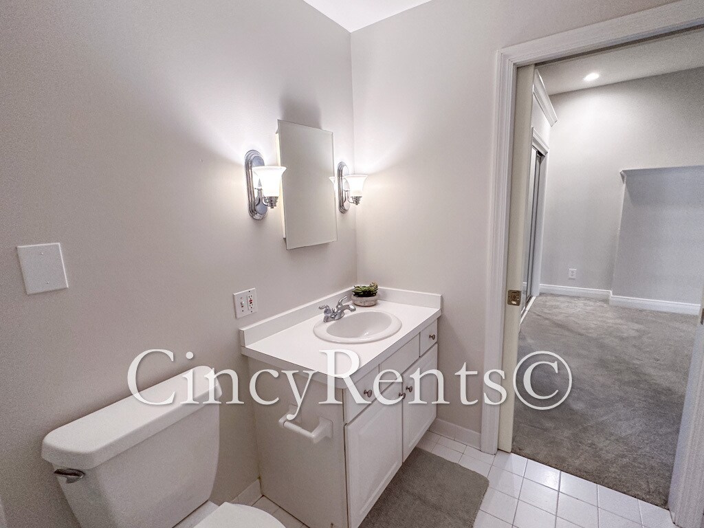 Building Photo - 334 Kilgour St