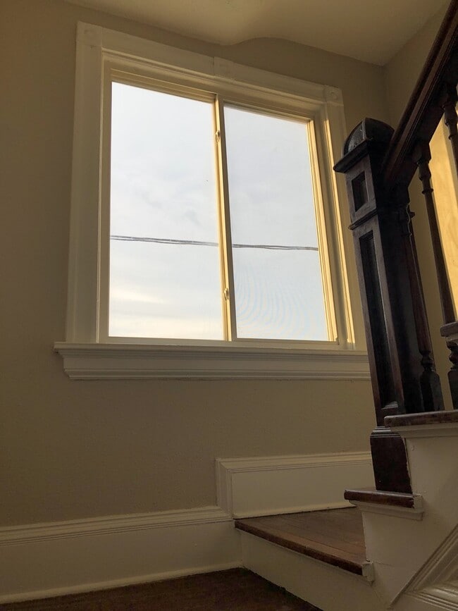 Building Photo - Updated 5BR/1.5BA Rent to Own Single Family Home
