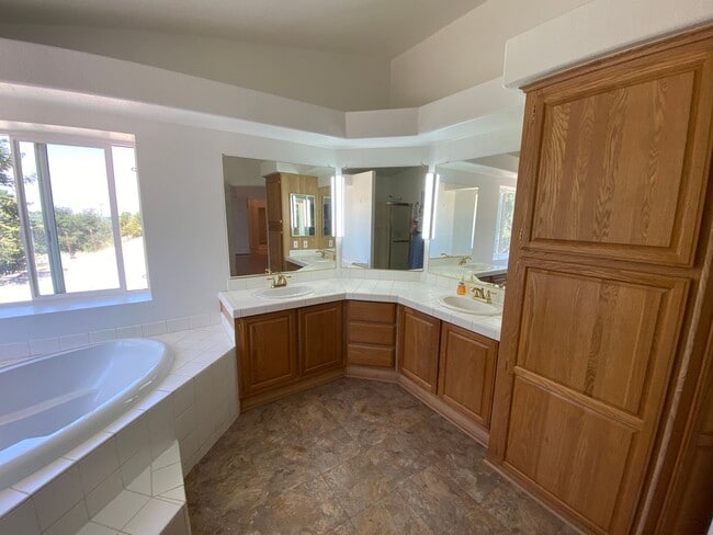 Building Photo - Panoramic Views - 46 West - Hilltop Property