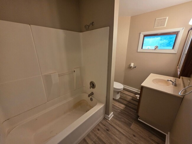 Building Photo - 3 Bedroom, 1 Bath Home in Battle Creek -  ...