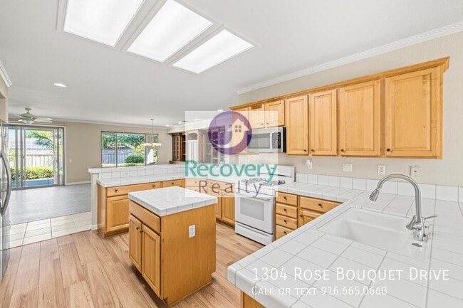 Building Photo - 1304 Rose Bouquet Dr