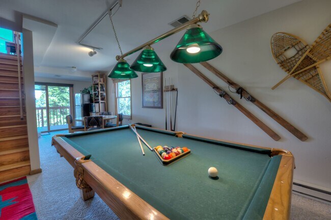 Building Photo - Ski Season Rental! Beautiful home near bus...