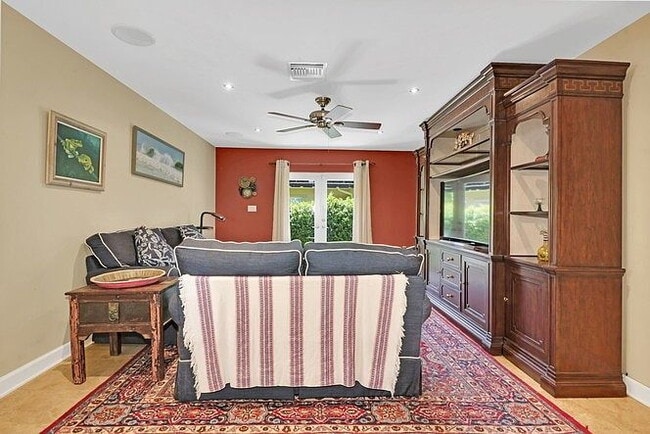 Building Photo - "Charming 2-Bed Oasis with Elegant Finishe...