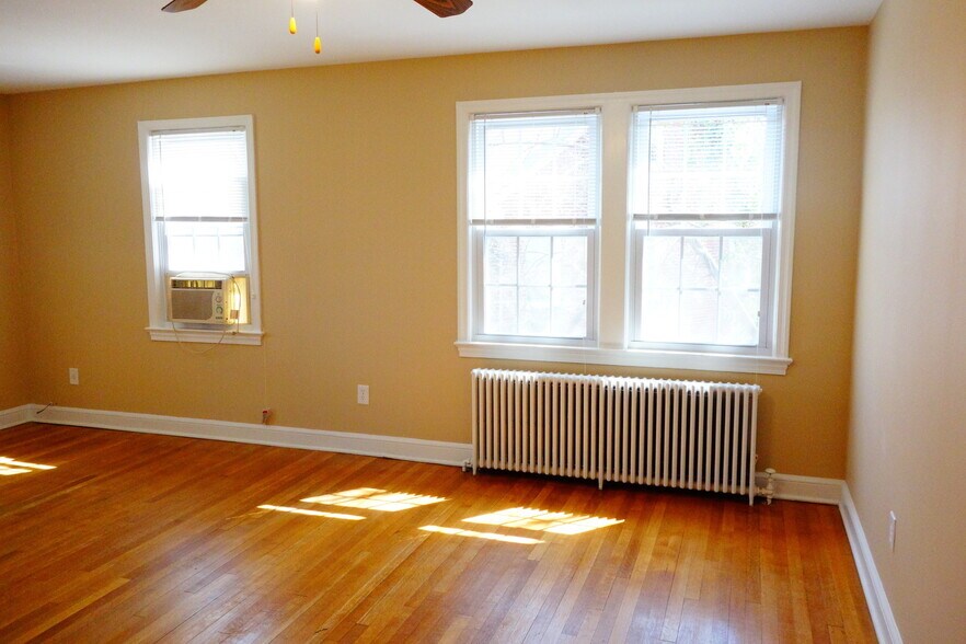 Building Photo - Beautifully Updated Apartments in a Quiet Garden-Style Building