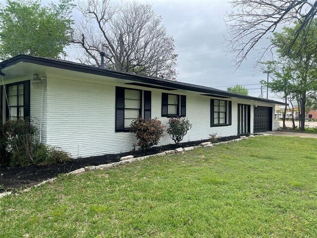 Building Photo - 9602 Val Verde St