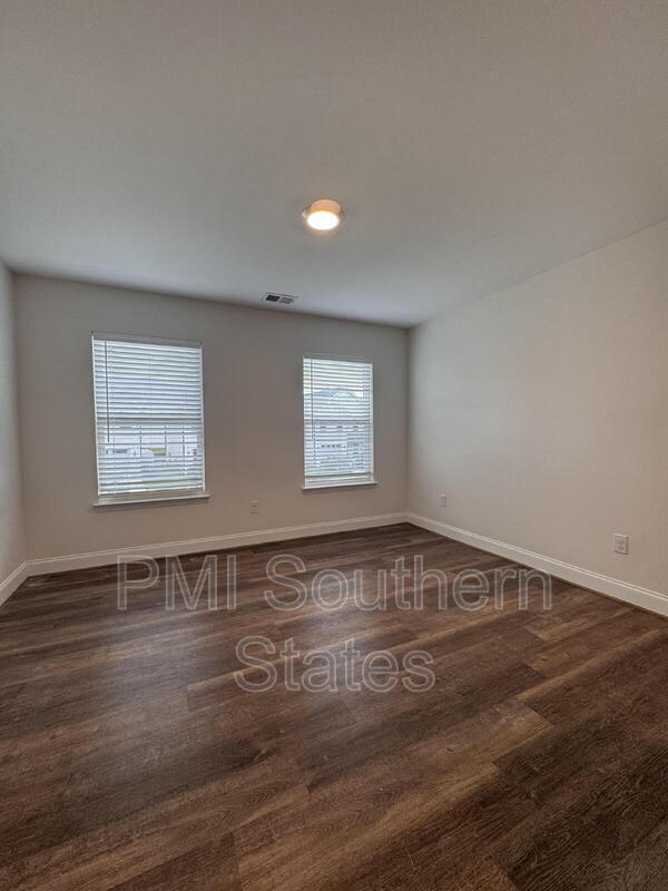 Building Photo - 200 Clarus Crk Way